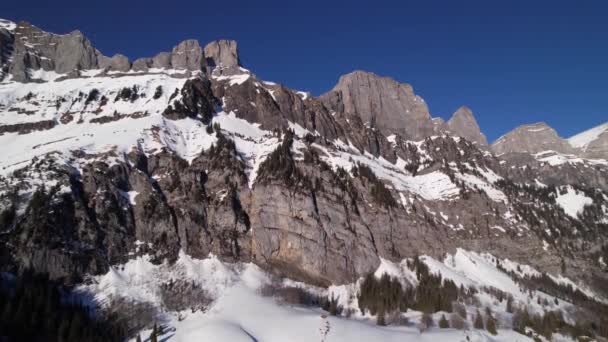 Массивный снежный швейцарский горный хребет в прекрасный зимний день, воздушный вперед — стоковое видео
