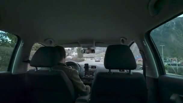 Timelapse muž řízení v autě, zastřelen ze zadního sedadla, koncept cestování — Stock video