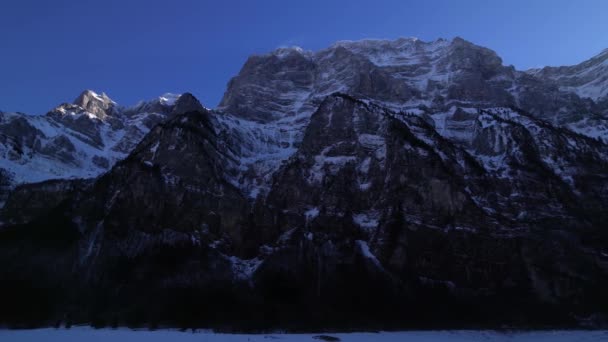 Aerial dolly derecha establecer cordillera poderosa en aspecto frío invierno azul — Vídeo de stock