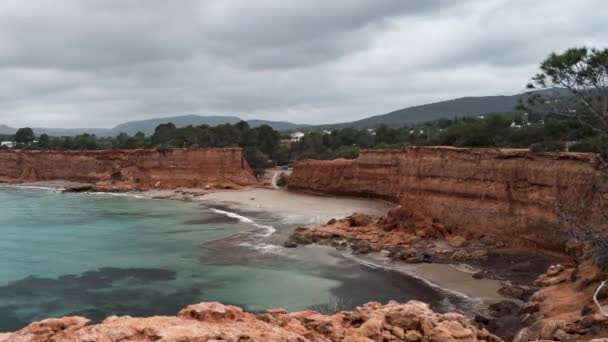 Кинематографический пляж Es Bol Nou на Ибице с дождевыми облаками, проходящими мимо — стоковое видео