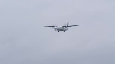 EIVISSA - 24 Mart 2022, İspanyol Swiftair uçağı yaklaşırken elde çekilen görüntüler