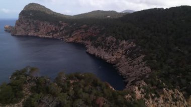 İbiza 'daki Akdeniz' deki görkemli kayalık kayalıklar, geriye dönük hava kulesi