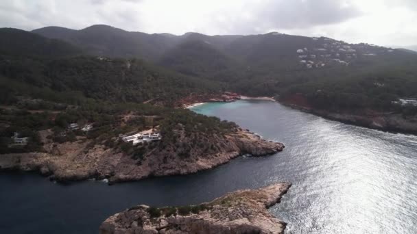 Flyg dolly framåt till en vacker turkos avlägsen vik och strand i Ibiza — Stockvideo