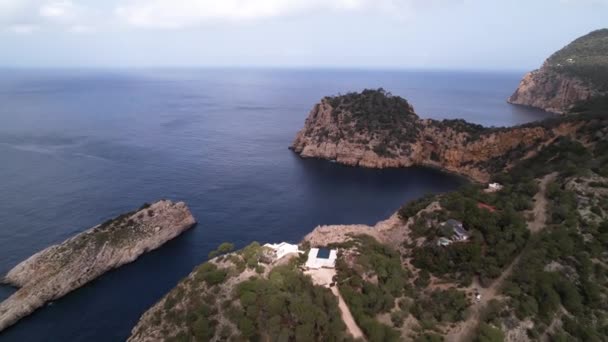 Litoral pitoresco de Ibiza, dolly aéreo para a frente sobre enorme penhasco rochoso — Vídeo de Stock