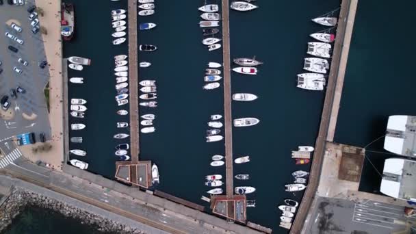 Kapal dan kapal di pelabuhan Sant Antoni de Portmany di Ibiza, atas ke bawah udara — Stok Video