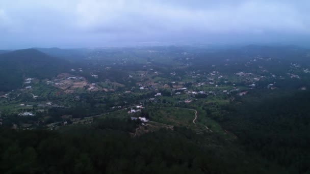 Maravilhosa vista majestosa da montanha Cap de Sa Talaia em Ibiza, drone para a frente — Vídeo de Stock