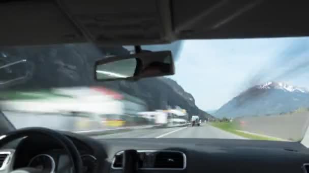 Zaman aşımı POV İsviçre yollarında giden bir arabanın yolcu koltuğunda. — Stok video