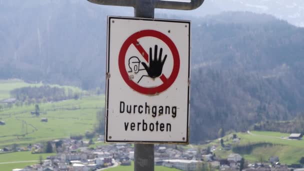 Duits bord Durchgang verboten zegt passage verboden, handheld schot — Stockvideo