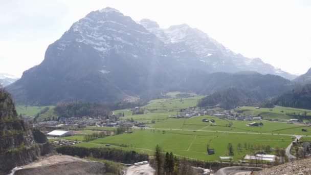Экологически вредный карьер рядом с красивым швейцарским горным ландшафтом — стоковое видео