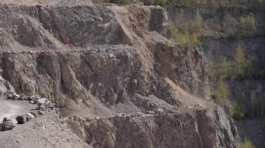 Yolları olan taşlık bir kireç fabrikasında derin bir deliğe doğru yavaşça eğil.