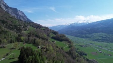 Verimli yeşil tepe ve Walenstadt, İsviçre 'de güzel bir vadi.