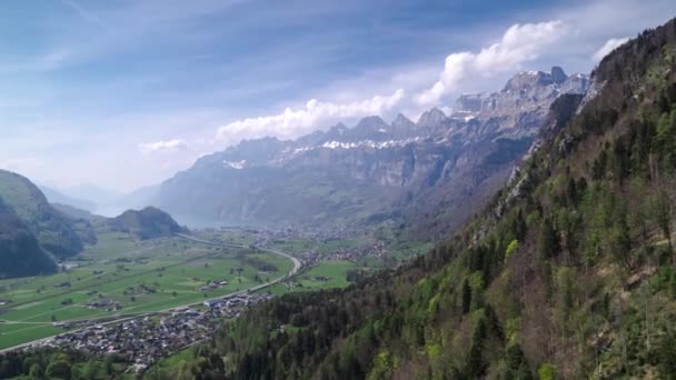 Luchtfoto van de machtige bergketen Churfirsten in Zwitserland Rechtenvrije Stockvideo's