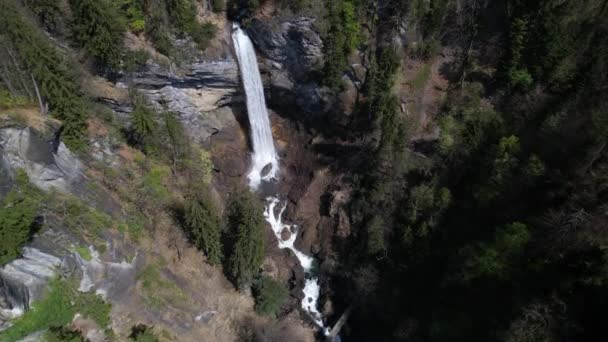 Etablera ett underbart vattenfall i en lummig grön skog, antenn lutning upp, natur Videoklipp