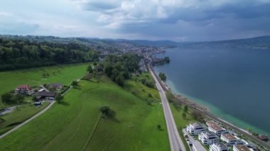 Zürih Gölü kıyısındaki Richterswil 'de bulutlu bir yaz gününde hava manzarası