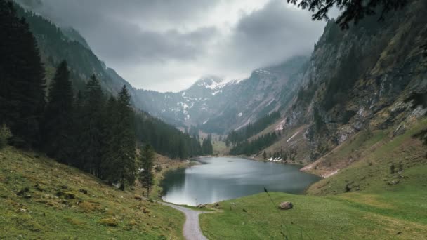 Statische panorama tijd verstrijken van een prachtig landelijk meer in de Alpen van Zwitserland Stockvideo