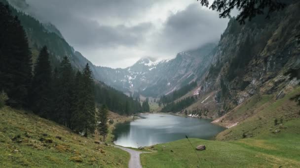 Prachtige Timelapse op een regenachtige dag op een piepklein bergmeer in Zwitserland, panorama Stockvideo's