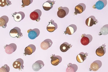 Noel toplarından yapılmış yaratıcı bir Noel deseni. Pralin gibi ikiye bölünmüş. En az yeni yıl yemeği konsepti.