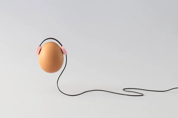 Natural Egg Headphones Cord Levitat Gray Background Creative Music Emotion — Stock Photo, Image