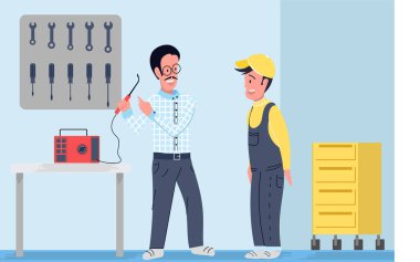 Tamirci şefi çalışanına aletlerin nasıl kullanılacağını öğretiyor.