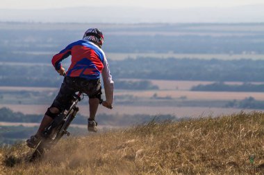 MTB freeride / enduro bisiklet sürücüsü çim beyazını tarlalarda açıyor