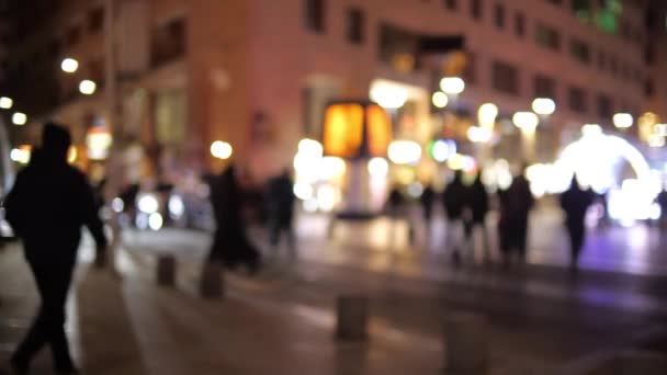 人们沿着市中心的夜街散步.已撤销 — 图库视频影像