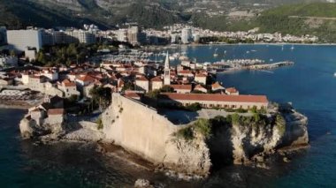 Turizm ve seyahat konsepti. Deniz kenarındaki ortaçağ kalesi. Budva, Karadağ