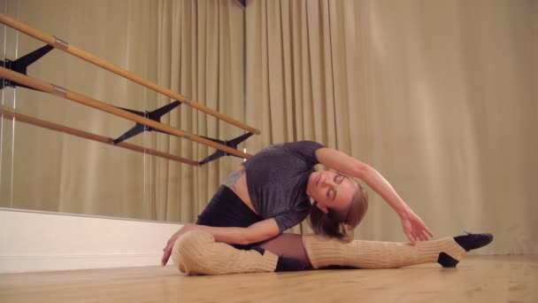 Балерина Навчається Залі Балетним Баром — стокове відео