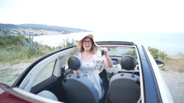 Ευτυχισμένη Γυναίκα Κρατώντας Κλειδιά Του Αυτοκινήτου Για Ταξίδι Του Καλοκαιριού — Αρχείο Βίντεο
