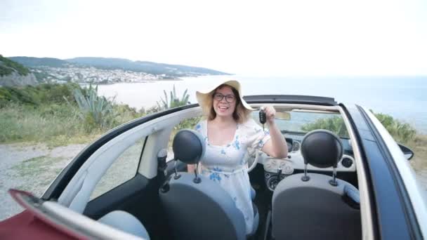 Ευτυχισμένη Γυναίκα Κρατώντας Κλειδιά Του Αυτοκινήτου Για Ταξίδι Του Καλοκαιριού — Αρχείο Βίντεο