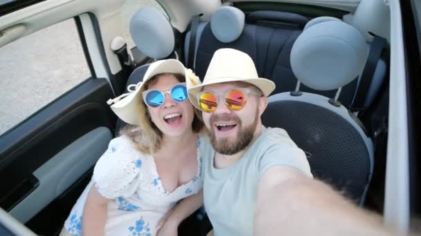 Rekreační Autopůjčovna Cestovní Koncept Šťastný Krásný Pár Lásce Při Selfie — Stock video