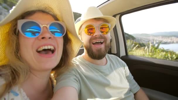 度假汽车租赁和旅行的概念 幸福的年轻夫妇在一个阳光灿烂的日子里爱着一个自拍的画像 — 图库视频影像
