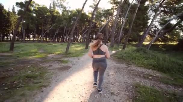 Бодіпозитивний Плюс Розмір Жінки Спортсменка Біжить Парку Концепція Втрати Ваги — стокове відео