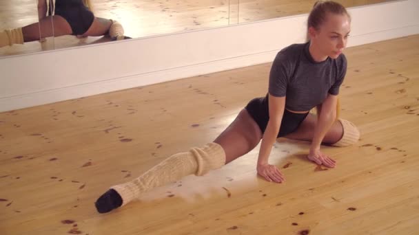 Ballerina Trénuje Hale Baletní Tyčí — Stock video