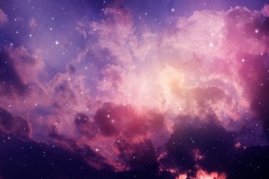 Gece gökyüzü bulutlu ve yıldızlı