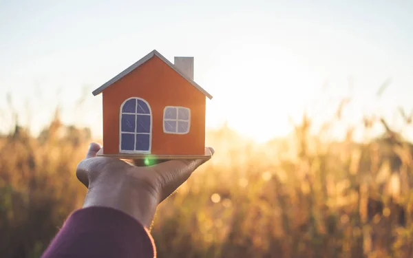 Modelo Casa Mano Para Hogar Familiar Bienes Raíces — Foto de Stock