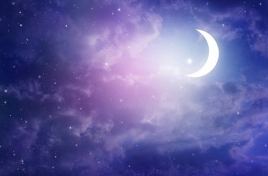 Gece gökyüzü ve ay, yıldızlar, Ramazan Kareem kutlaması.