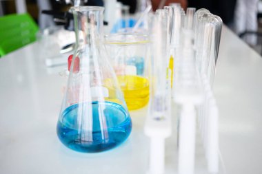 Laboratuvarda sıvı ile test tüpleri.