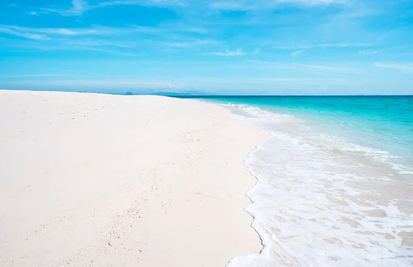 Beautiful Beach White Sand Tropical Sea Natural Background Summer Vacation — Stock fotografie