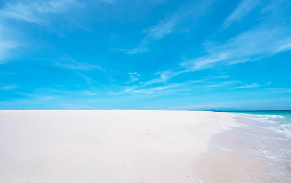 Beautiful Beach White Sand Tropical Sea Natural Background Summer Vacation — ストック写真