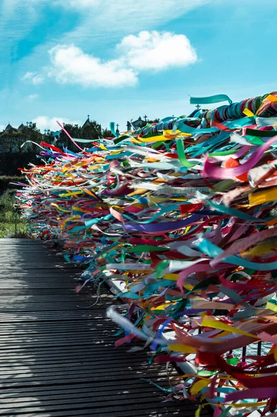 Parkta renkli ve parlak bayraklar