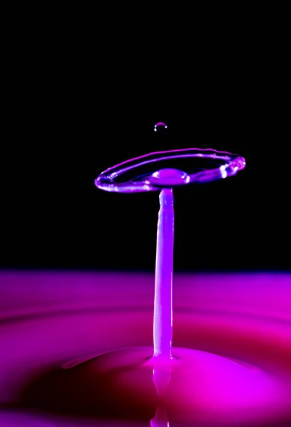 Renkli su damlaları. Soyut arkaplan. 3d oluşturma