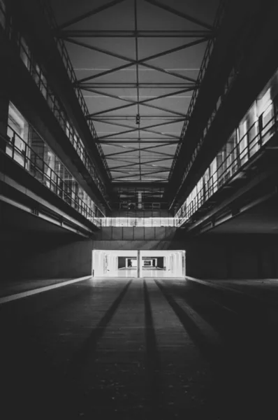 Boş yeraltı otoparkı