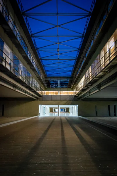 Modern bir binanın içinde.