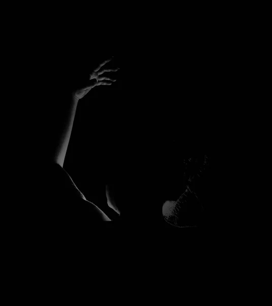 Siyah arka planda genç bir kadın.