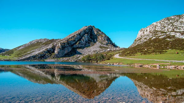 Dağlardaki gölün güzel manzarası