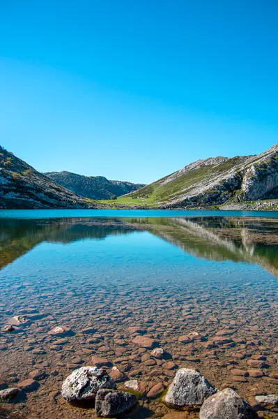 Dağlardaki gölün güzel manzarası