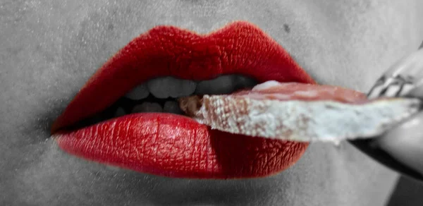 Dağlar arasında tek kişilik bir bank.