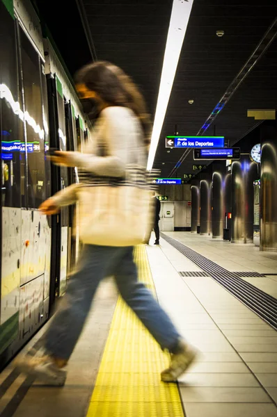 Hep metroya doğru koşardı.