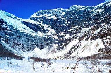 Kar ve mavi gökyüzü ile güzel dağ manzarası