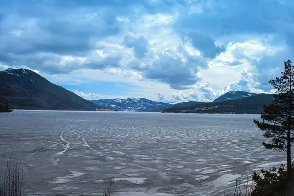 Dağlar ve karla kaplı güzel bir manzara.